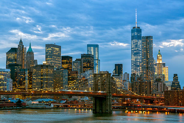 le pont de brooklyn et manhattan au crépuscule, nouveau york - manhattan skyline downtown district night photos et images de collection