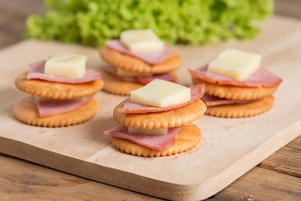 pila de galletas con jamón, queso. - cheese and crackers fotografías e imágenes de stock