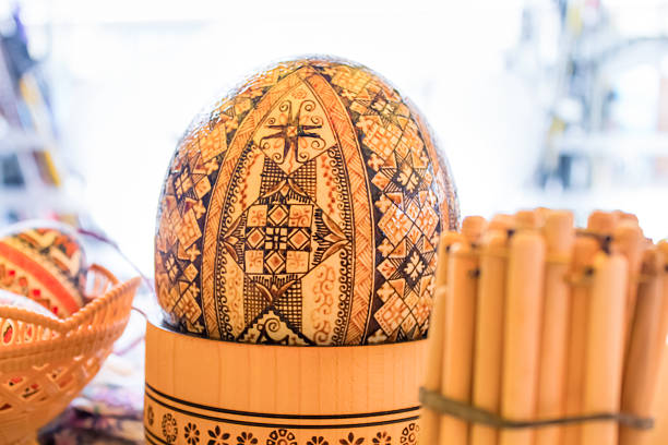 hermoso gran ucraniano huevo de pascua - carton multi colored easter egg easter fotografías e imágenes de stock