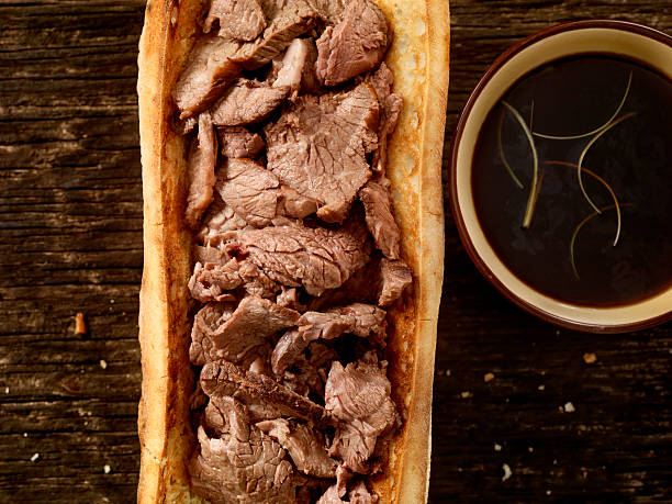 sanduíche de carne laminada com com au jus - jus - fotografias e filmes do acervo