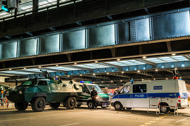 police véhicules pâté de maisons de la rue, à berlin - benjamin netanyahu photos et images de collection