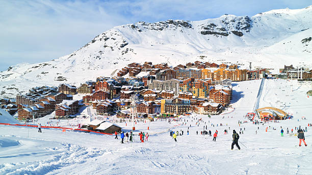 катание на лыжах и сноубордах в французский альпийской зиме курорт - village snow winter france стоковые фото и изображения