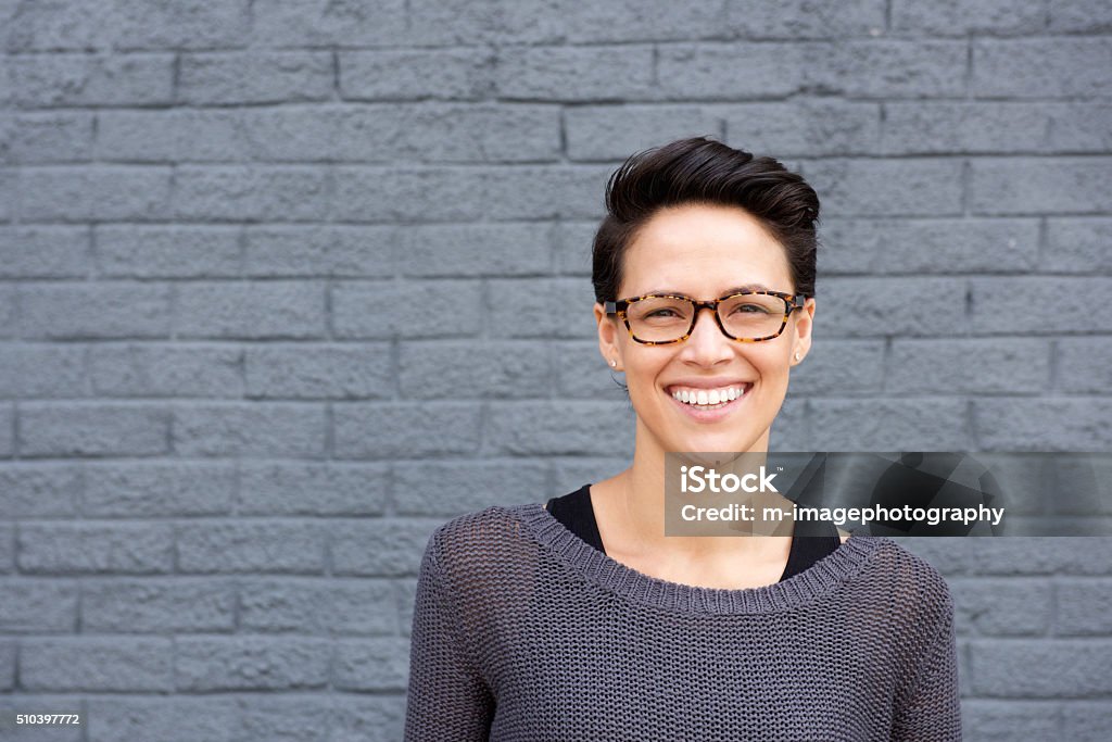 Attraktive junge Frau lächelnd mit Brille - Lizenzfrei Frauen Stock-Foto