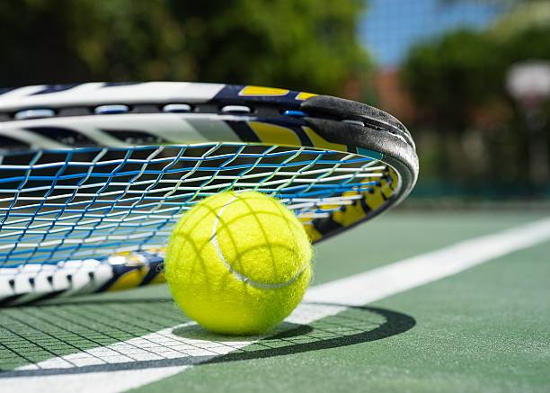 canchas de tenis - tennis tennis racket racket tennis ball fotografías e imágenes de stock