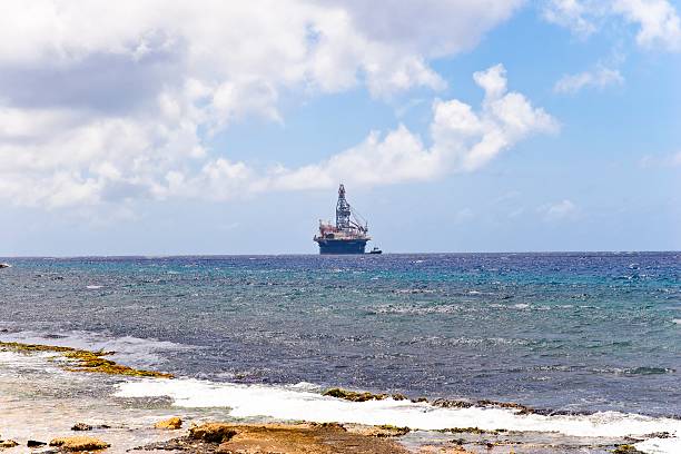 엔진오일 삭구를 장비하다 견인 배죠 카리브해 - oil rig sea remote oil industry 뉴스 사진 이미지