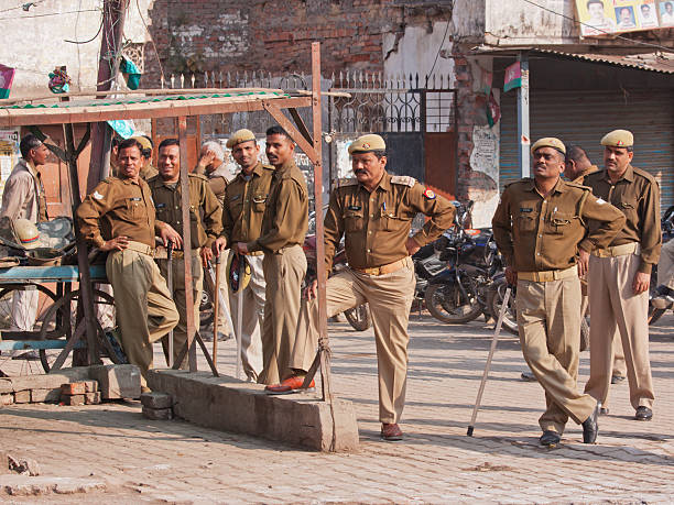 indiano polizia in servizio di varanasi - paramilitary foto e immagini stock