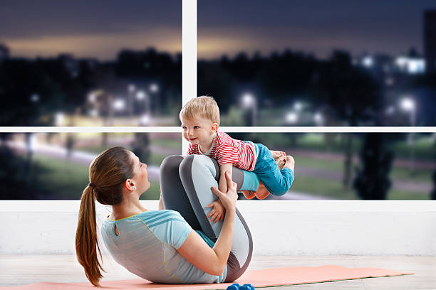 Bébé avec maman de remise en forme - Photo