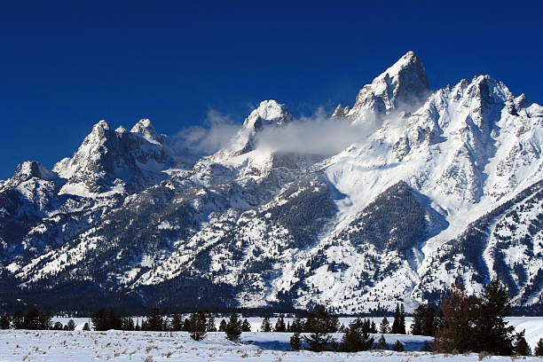 grand teton picos na gama de montanhas teton - southern rocky mountains imagens e fotografias de stock