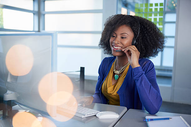 retrato de um sorridente representante do serviço de assistência ao cliente com um afro - african descent customer service representative computer service imagens e fotografias de stock