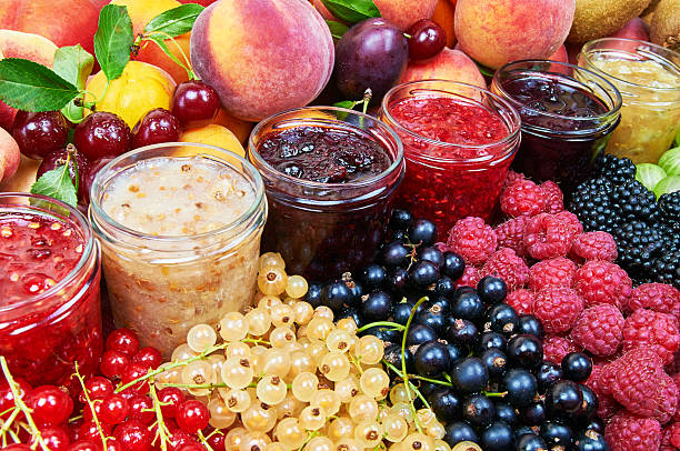 сочетание джемы и фрукты - currant gooseberry red currant red стоковые фото и изображения