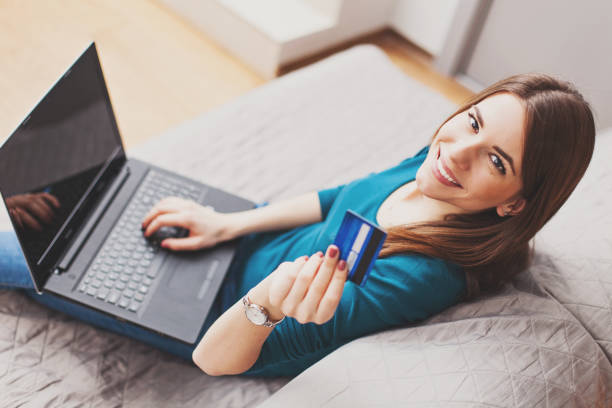 mujer de compras en línea - living room elegance women long hair fotografías e imágenes de stock