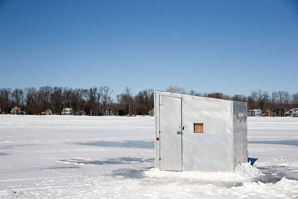 hielo congelado en un lago campamento - winnebago fotografías e imágenes de stock