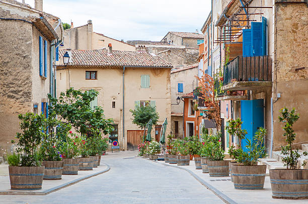 provenzal calle con casas típicas en el sur de francia, provenc - st remy de provence fotografías e imágenes de stock