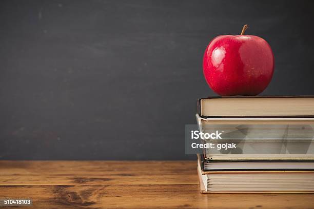 Vuelta A La Escuela Foto de stock y más banco de imágenes de Manzana - Manzana, Libro, Comienzo del año escolar