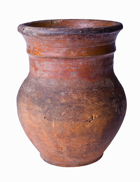 antiguo clay taza aislado sobre fondo blanco - terra cotta pot fotografías e imágenes de stock