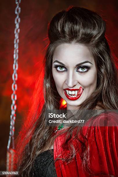 Hermosa Mujer Halloween Vampiro Foto de stock y más banco de imágenes de Adulto - Adulto, Adulto joven, Belleza