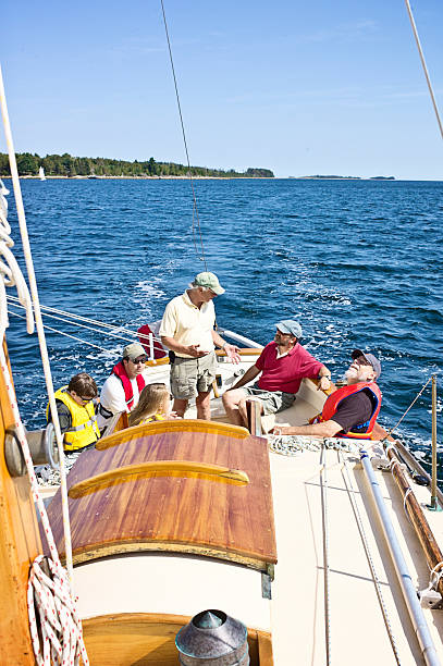 multi geração família vela em mahone bay, nova escócia - mahone bay imagens e fotografias de stock