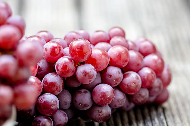 красный виноград фрукты - красный виноград стоковые фото и изображения