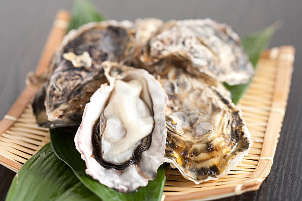 生牡蠣 - prepared oysters ストックフォトと画像