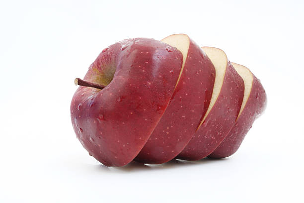 spicchio di mela su sfondo bianco - healthy eating red above studio shot foto e immagini stock