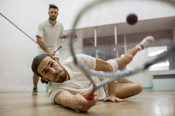 llegar a la pelota de calabaza. - squash racketball sport exercising fotografías e imágenes de stock