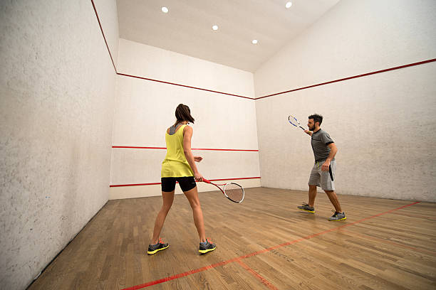 jóvenes amigos ejercicio de calabaza en la cancha. - squash racketball sport exercising fotografías e imágenes de stock