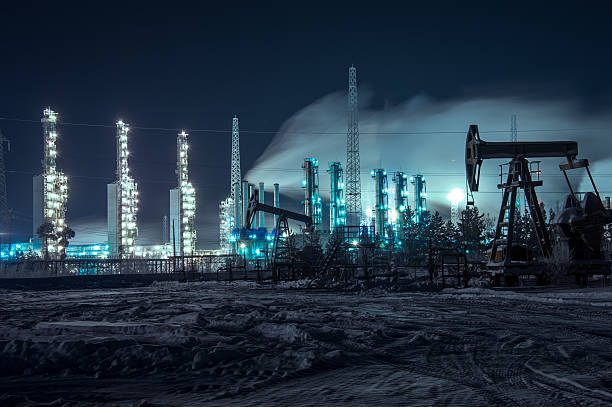 olio presentazioni e luminoso industriale sito notturno. - oil industry oil rig fuel and power generation tower foto e immagini stock