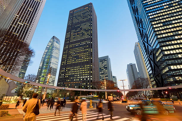 geschäftsviertels von shinjuku, tokio, japan - tokyo prefecture street night japan stock-fotos und bilder