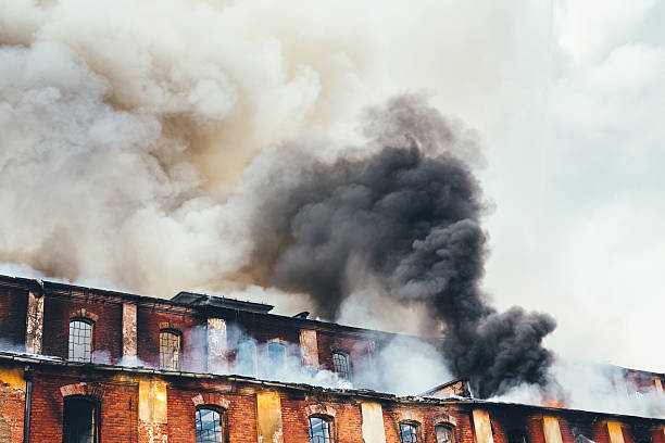 bruciare vecchio edificio - building exterior obsolete abandoned damaged foto e immagini stock