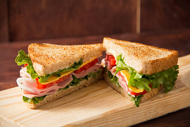 сэндвич помидор, листья салата, луком и желтый сыр - delicatessen meat sandwich ham стоковые фото и изображения