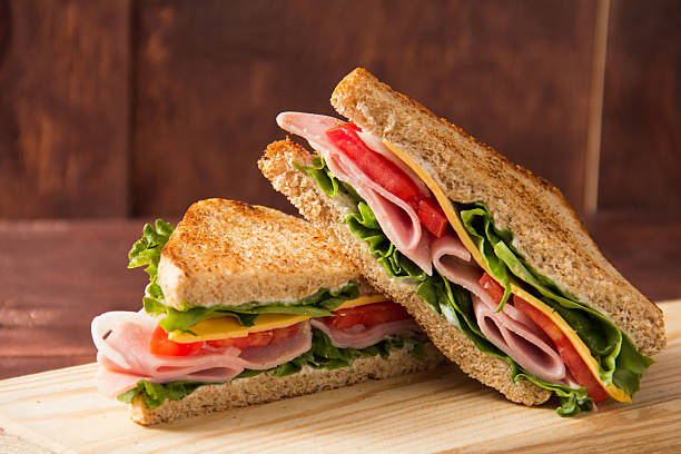sandwich-brot mit tomaten, kopfsalat und käse-gelb - feinkostgeschäft stock-fotos und bilder