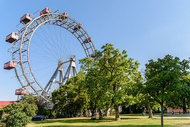 wurstelprater vergnügungen park oder den wiener prater in wien - wiener wurstelprater stock-fotos und bilder