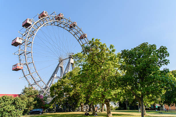 wurstelprater vergnügungen park oder den wiener prater in wien - wiener wurstelprater stock-fotos und bilder