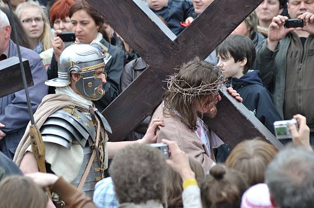 jésus portant la croix - stations of the cross photos et images de collection