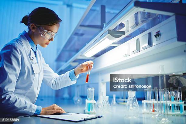 Wissenschaftliche Prüfungen Stockfoto und mehr Bilder von Labor - Labor, Wissenschaftsberuf, Frauen