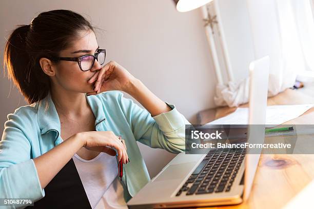 Start Ausführen Stockfoto und mehr Bilder von Frauen - Frauen, Laptop, Arrangieren