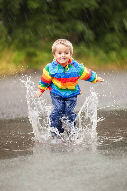 장대비 puddles - puddle rain child splashing 뉴스 사진 이미지