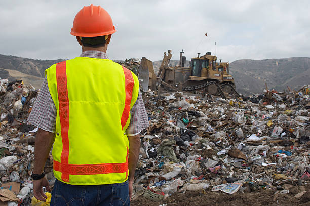 Arbeiter bei digger, die Abfälle auf Deponien Website – Foto