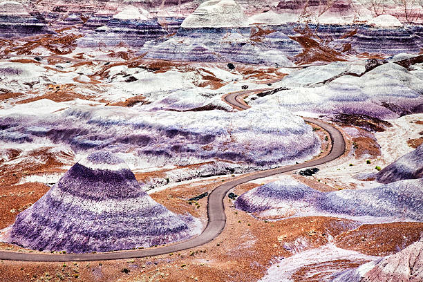 blue mesa no parque nacional da floresta petrificada - petrified forest national park - fotografias e filmes do acervo