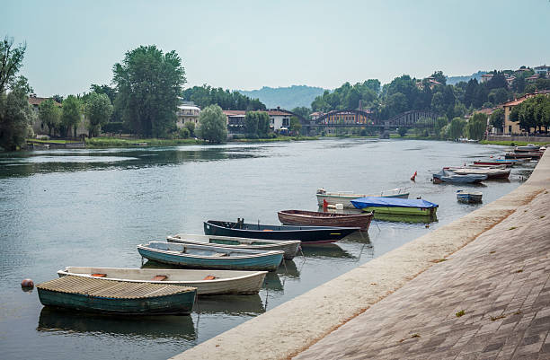 разноцветные лодки в речной порт brivio, италия - adda стоковые фото и изображения