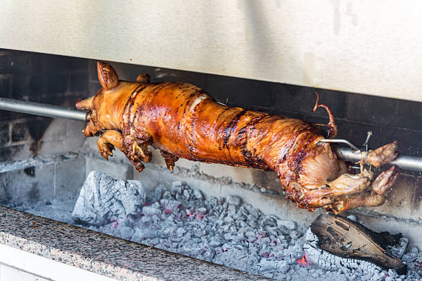 golden total de porco assado no espeto em - roasted spit roasted roast pork barbecue grill imagens e fotografias de stock