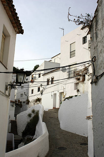tradicionais casas brancas na andaluzia, espanha - ubrique imagens e fotografias de stock