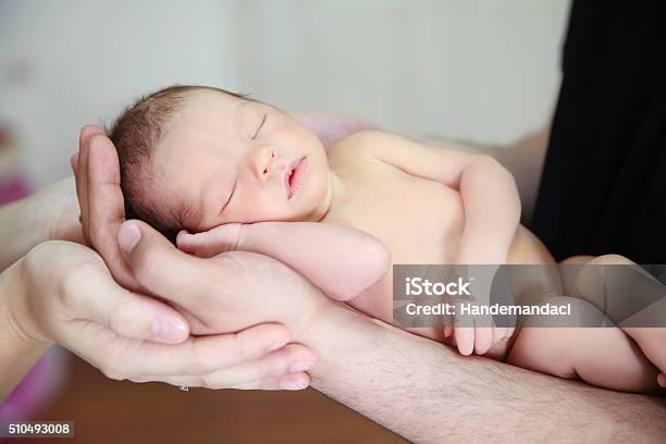 Die Hände Von Vater Und Mutter Hält Neugeborenes Baby Stockbilder Stockfoto und mehr Bilder von Baby