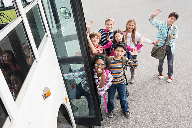 kinder sich auf schulbus - field trip stock-fotos und bilder