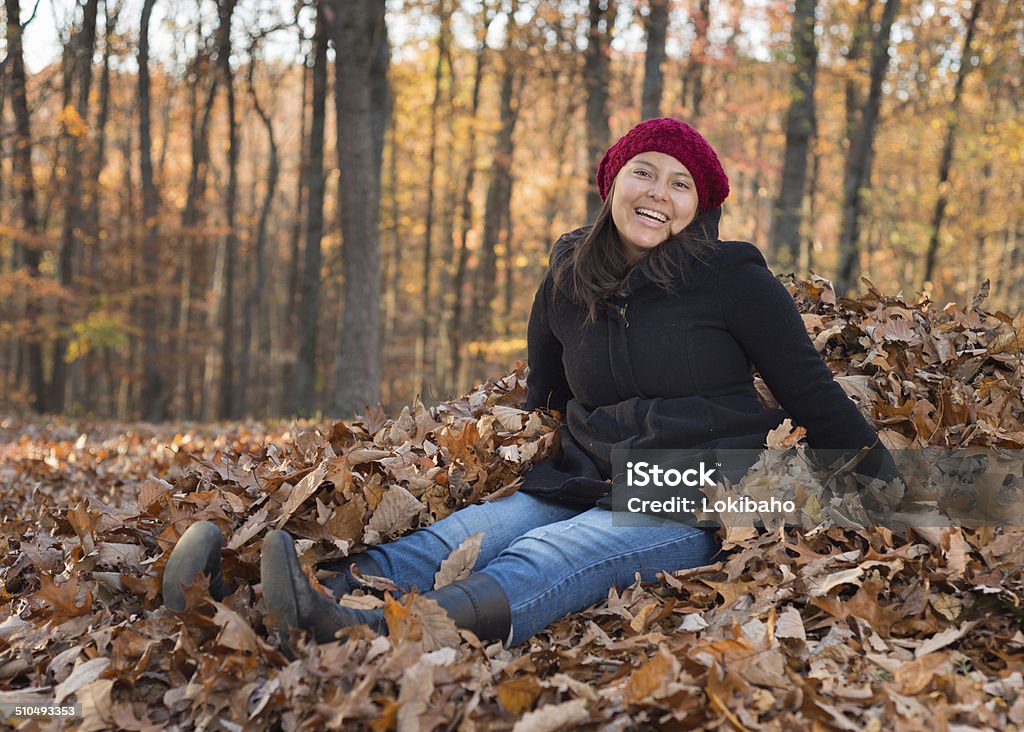Junge Frau mit einem Haufen Herbstblätter - Lizenzfrei Blatt - Pflanzenbestandteile Stock-Foto
