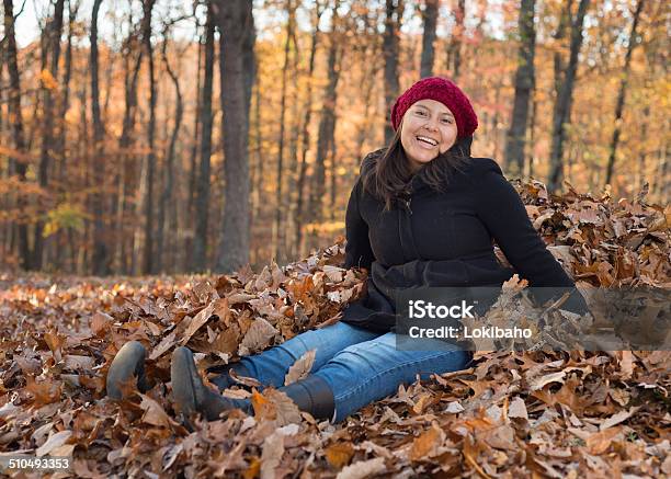 Junge Frau Mit Einem Haufen Herbstblätter Stockfoto und mehr Bilder von Blatt - Pflanzenbestandteile - Blatt - Pflanzenbestandteile, Haufen, Spielerisch