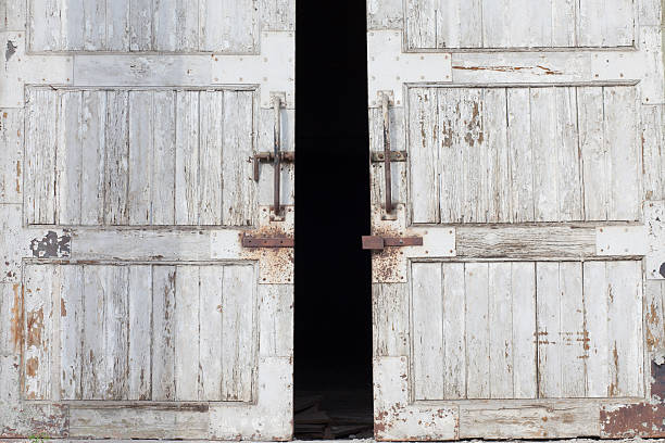 puerta de almacén - barn door fotografías e imágenes de stock