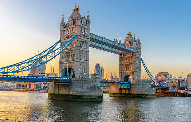 berühmten tower bridge bei sonnenuntergang, london, england - tower bridge stock-fotos und bilder
