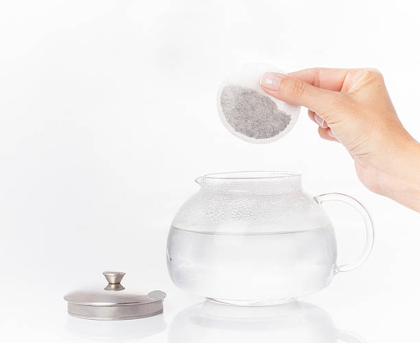 ręczne wprowadzenie torebka herbaty w gorącej wody z czajnik do herbaty - chinese tea teapot isolated tea zdjęcia i obrazy z banku zdjęć