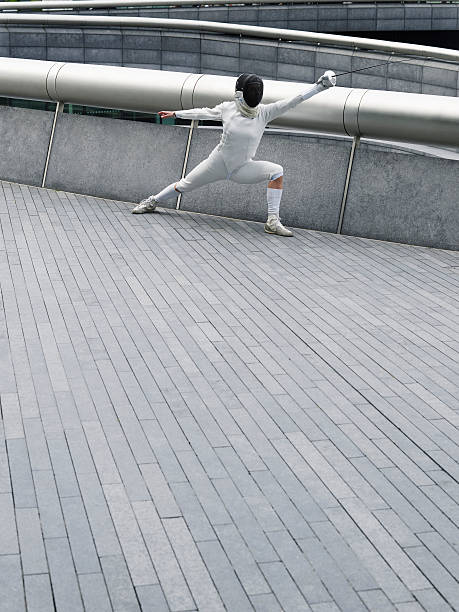 escrime féminine lunging en plein air - fencing sport athlete sword photos et images de collection